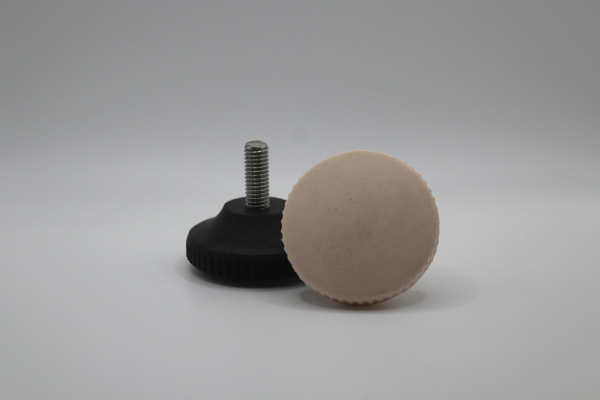 Rändelmutter_schwarz_und_weiß